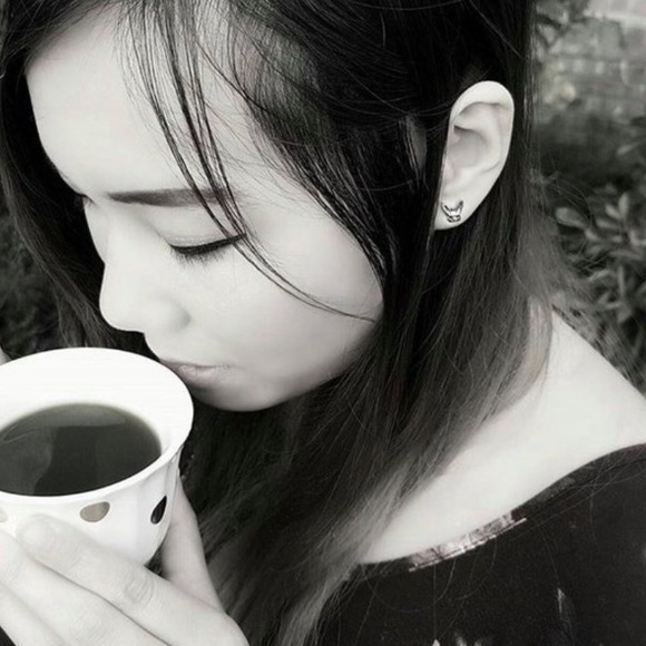 Sterling silver stud earrings - Picture 2 of 3